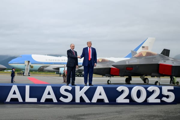 Während Trump sich um Frieden in der Ukraine bemüht, dreht die globale NATO durch